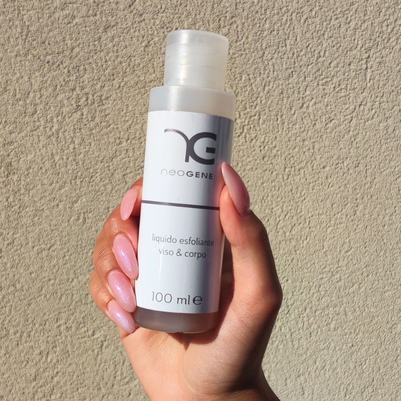LIQUIDO ESFOLIANTE PER VISO E CORPO
